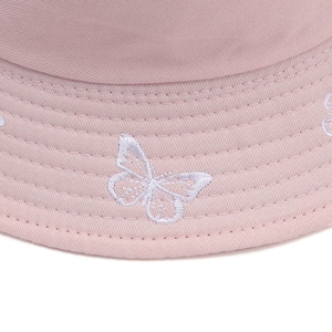 Cappello da pescatore rosa chiaro con delicato ricamo a farfalla bianca e cuciture