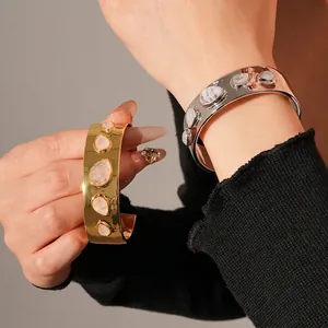 Bracelets ouverts dorés et argentés avec des incrustations de résine en forme de goutte