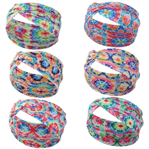 Dettaglio di sei fasce per capelli a turbante colorate con motivi tie-dye e pois