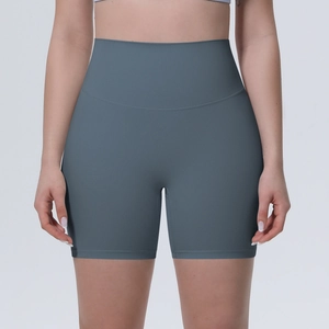 Vue de face du short de yoga bleu-gris à taille haute avec tissu lisse et ajustement serré