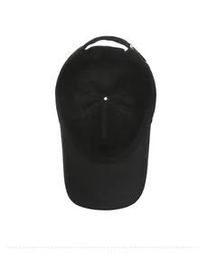 Vue détaillée de l'intérieur d'une casquette noire avec sangle réglable et six panneaux