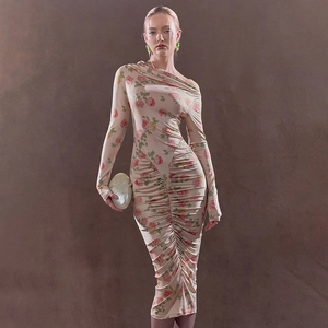 Λεπτομέρεια του bodycon φορέματος με φλοράλ σχέδιο και λεπτομέρειες με σούρες