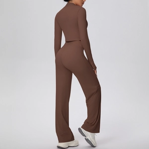 Vue arrière de l'ensemble de yoga marron montrant les détails du crop top et du pantalon
