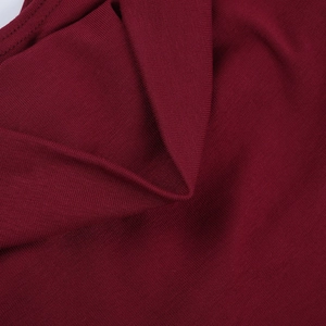 Vue macro détaillée de la texture du tissu en maille côtelée bordeaux et des coutures fines