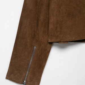 Veste en daim marron avec une vue rapprochée de la fermeture éclair en métal sur la manche