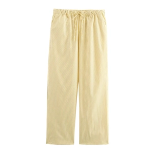 Détail du pantalon large à rayures jaunes avec taille élastique à cordon et texture popeline