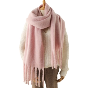 Écharpe d'hiver rose en mohair avec longues franges, présentée dans un style épuré