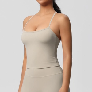 Dettaglio del top da yoga con spalline sottili e schiena a vogatore in beige neutro