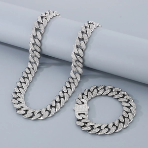 Détail de l'ensemble chaîne et bracelet cubains argentés hip-hop sertis de cristaux