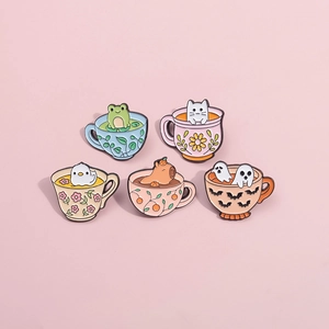 Lot de cinq pin's en émail représentant d'adorables animaux dans des tasses de thé colorées
