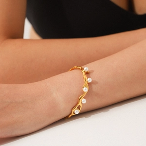 Bracciale rigido aperto irregolare oro 18K con eleganti perle in stile retrò francese