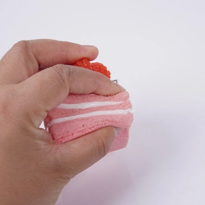 Jouet squishy mousse fraise rose à rebond lent montré pressé pour la texture