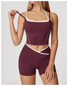 Detail der Yoga-Shorts mit V-förmigem Kreuzbund und Kontrastpaspeln in dunklem Weinrot
