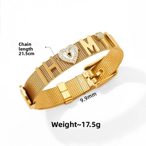 Dettaglio del bracciale in maglia d'acciaio inossidabile dorato con lettere HM e cuore