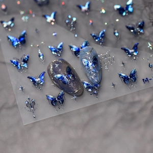 Vue macro de stickers pour ongles papillon bleu laser avec texture métallique brillante