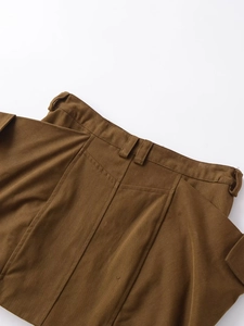 Détail de la taille d'une jupe cargo marron montrant les coutures de précision et le sergé