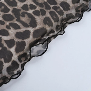 Vue détaillée du tissu en maille imprimé léopard avec finition à bords ondulés