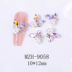 Nahaufnahme von 3D-Schmetterlings-Nailart-Schmuck mit Aurora-Kristallen und einer Perle