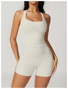 Vista dettagliata degli shorts da yoga a vita alta e del top a collo quadrato in tessuto crema