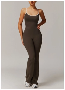 Détail de la combinaison de yoga marron avec jambes évasées et bordures blanches contrastées