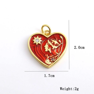 Dettaglio di un ciondolo a cuore rosso con carattere dorato e zircone viola, 2,0x1,7 cm