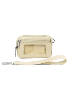 Detalle de billetera de muñeca de nailon beige con ranura para ID y cordón de transporte