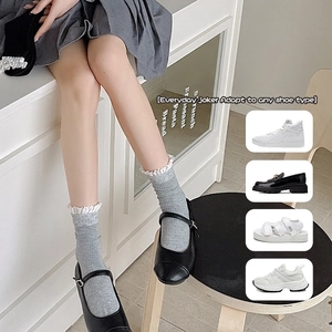 Chaussettes grises style ballet avec dentelle blanche et chaussures Mary Jane