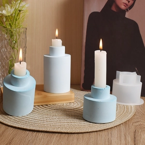 Vue détaillée du moule en silicone pour bougeoir cylindrique et créations en plâtre