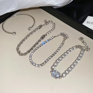 Vue détaillée du lot de 4 bracelets argentés avec pendentifs en cristal et chaînes fines