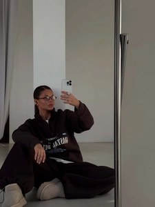 Détail d'un ensemble sweat demi-zip marron café avec imprimé et pantalon de survêtement