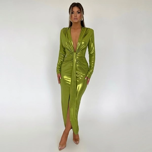 Robe verte métallisée à col en V et manches longues avec fronces et fente frontale chic