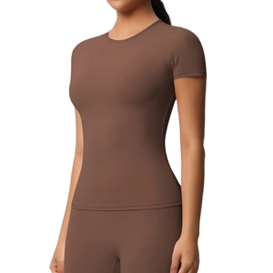 Ensemble de yoga marron café pour femme avec haut à manches courtes et legging