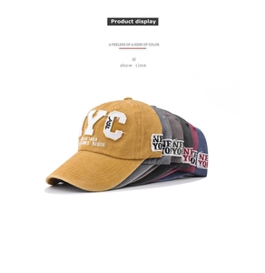 Détail de casquettes de baseball vintage en coton délavé avec broderie NYC en plusieurs couleurs