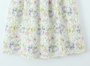 Gros plan du tissu à imprimé floral avec pétales pastel sur mousseline légère