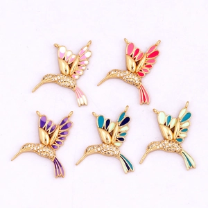 Exquisite Kolibri-Anhänger mit farbiger Emaille und Zirkonia auf weißem Hintergrund