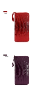 Vista detallada de las carteras roja y morada con patrón de cocodrilo y correas