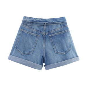 Short en jean bleu pour femme avec taille haute et poches arrière sur fond blanc