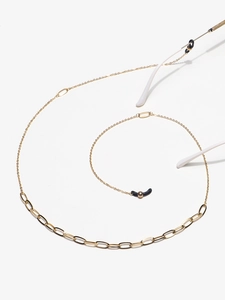 Gros plan sur la chaîne de lunettes en acier doré avec design de maillons trombones