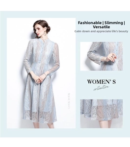 Dettaglio del ricamo in pizzo floreale azzurro e dei bottoni su questo abito elegante