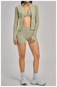 Détail de la veste de yoga vert sauge avec passe-pouces et coupe ajustée zippée
