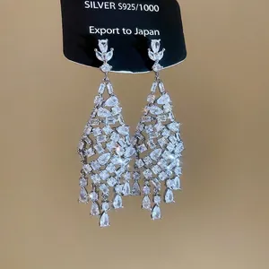 Boucles d'oreilles pendantes en argent avec zircons étincelants de style vintage luxueux