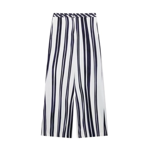 Damenhose mit hoher Taille, weitem Bein und klassischen schwarz-weißen Längsstreifen