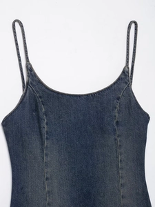 Detailaufnahme von blauem Denim-Midikleid mit Spaghettiträgern und vertikalen Nähten