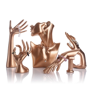 Support de bijoux avec buste de mannequin et mains articulées en or rose élégant