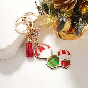 Porte-clés de Noël avec pompon rouge et boule étoilée sur support en pierre blanche