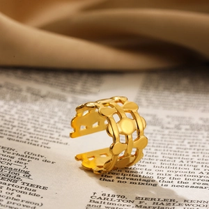 Detailopname van een gouden geometrische holle ring op een vintage papieren achtergrond