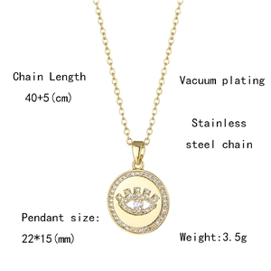 Détail du pendentif œil porte-bonheur doré avec zircons et chaîne en acier inoxydable
