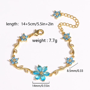 Nahaufnahme von goldenem Blumenarmband mit blauen Steinen und Maßangaben in Millimetern