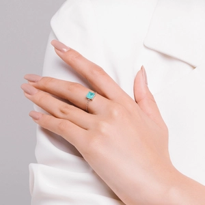 Elegant S925 silver ring featuring a square turquoise gemstone on a model finger