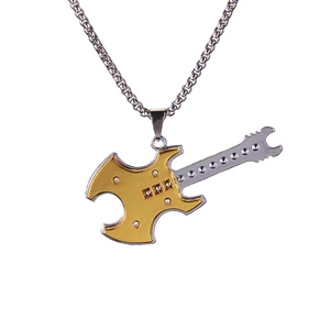Collier pendentif guitare bicolore style punk rock orné de cristaux étincelants